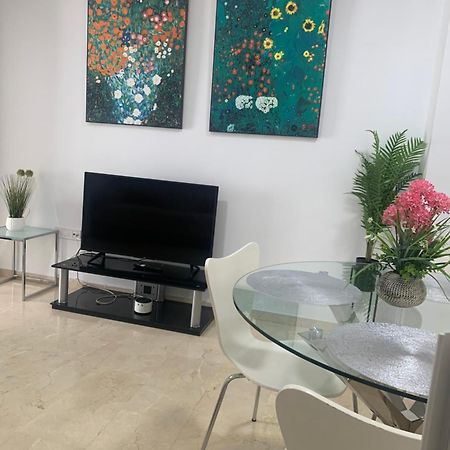 Beach And City Apartment A 50M De La Playa Fuengirola Bagian luar foto
